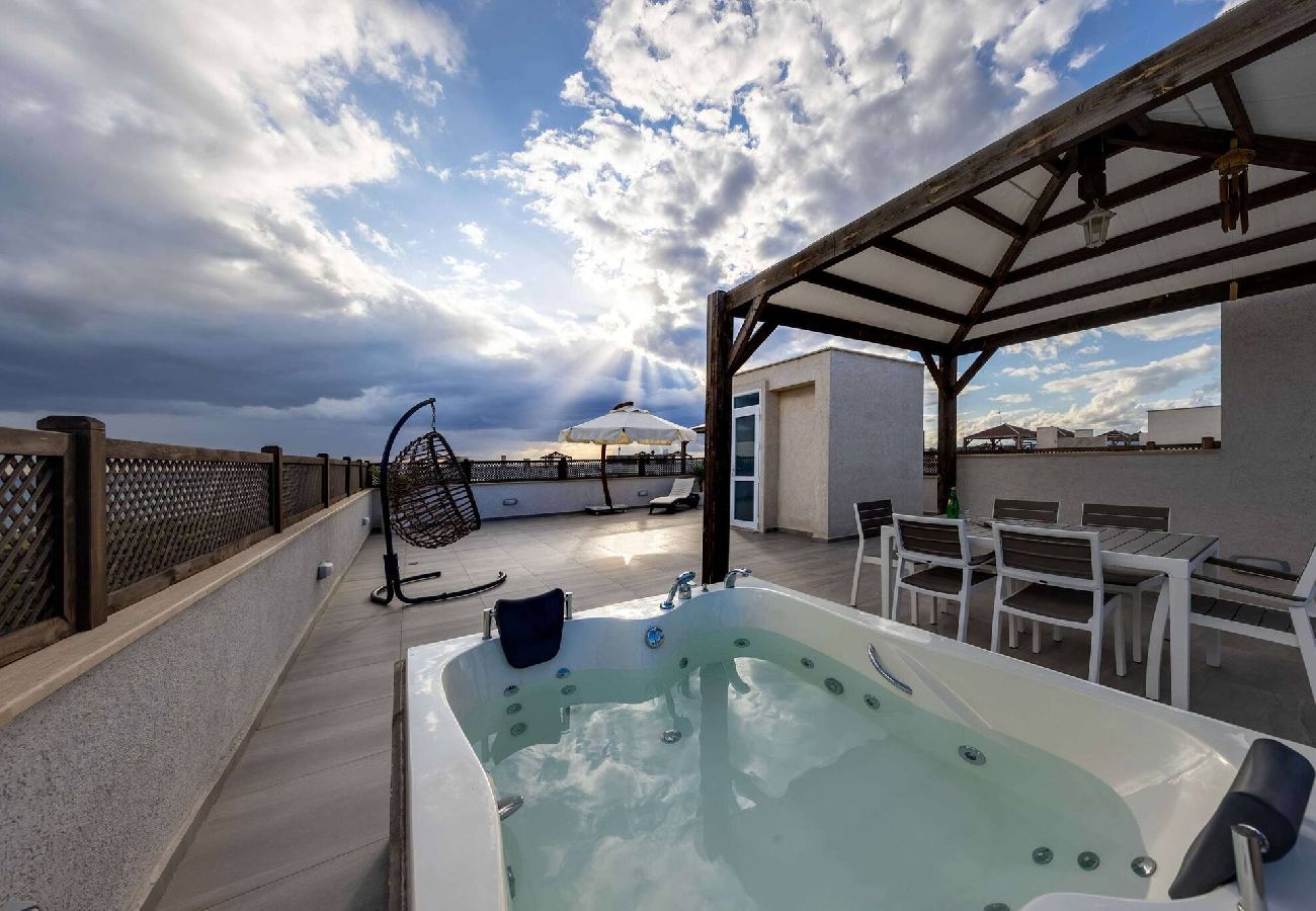 Apartment in Vokolida - Ambassador 3 bedroom Penthouse With Spa Tub 